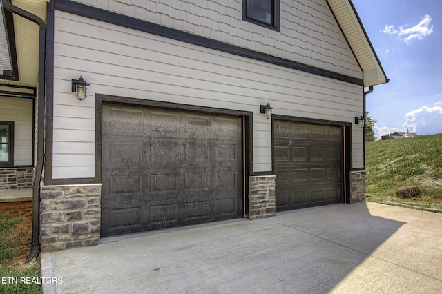 736 Cow Poke Ln, Rutledge, TN 37861 - garage with driveway