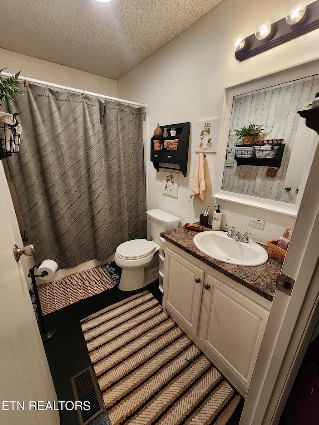 145 Liles Ln, Rocky Top, TN 37769 - full bathroom featuring toilet, a textured ceiling, vanity, and a shower with shower curtain
