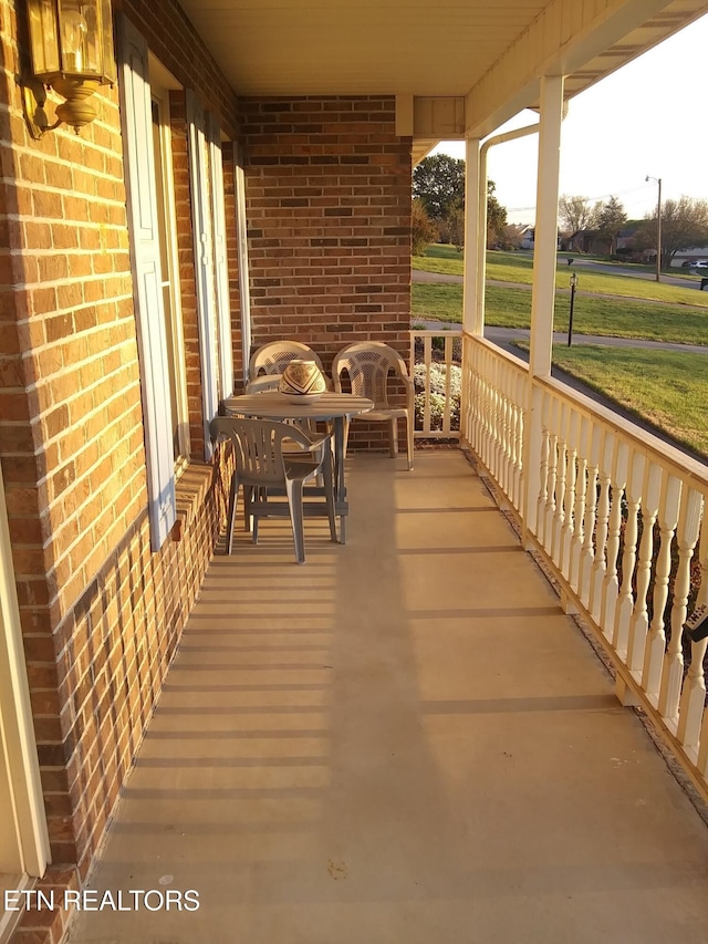balcony featuring covered porch