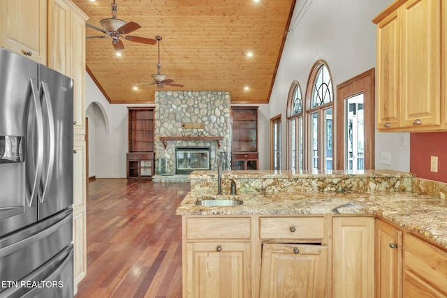 kitchen with stainless steel refrigerator with ice dispenser, wood ceiling, a sink, and a ceiling fan