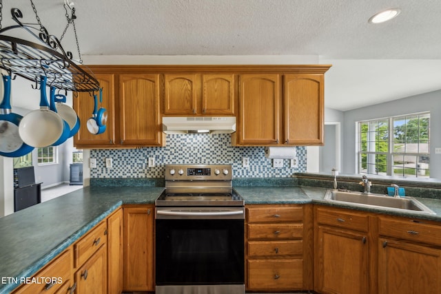 4720 Scenic Point Dr, Louisville, TN 37777 - kitchen with stainless steel electric stove, under cabinet range hood, a sink, a textured ceiling, and dark countertops