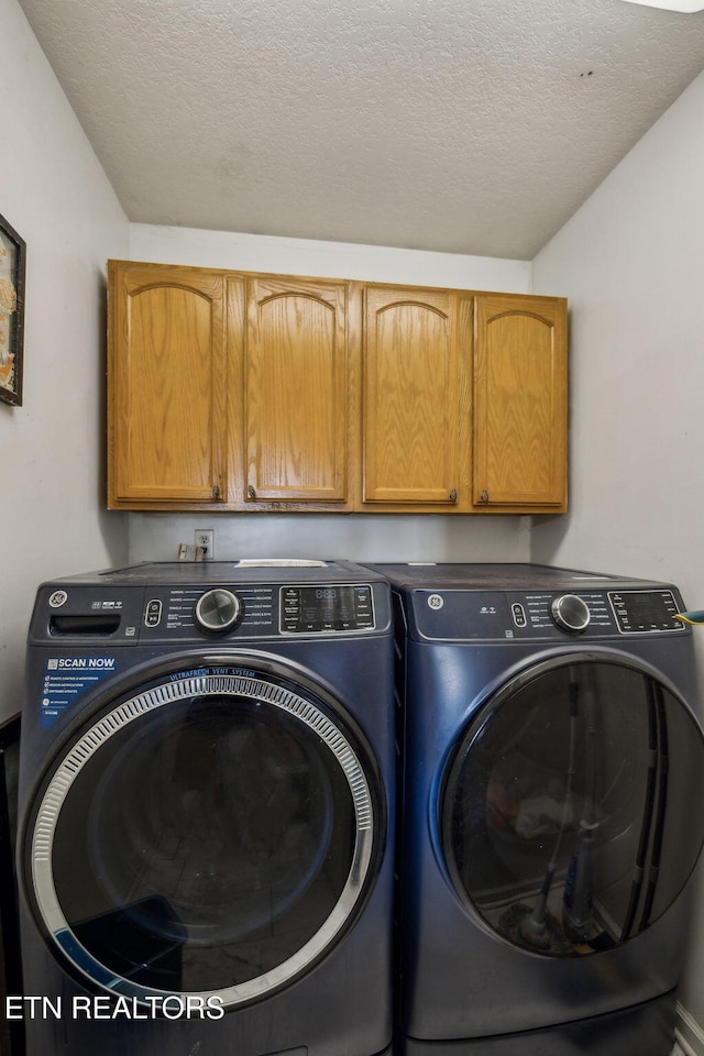 4720 Scenic Point Dr, Louisville, TN 37777 - laundry room featuring cabinet space, washing machine and dryer, and a textured ceiling