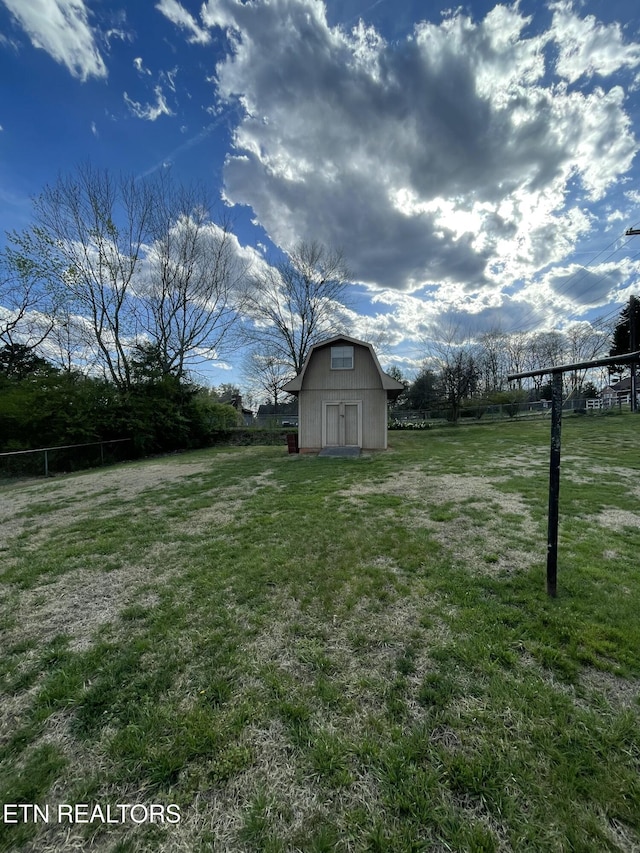 view of yard featuring an outbuilding and a storage shed