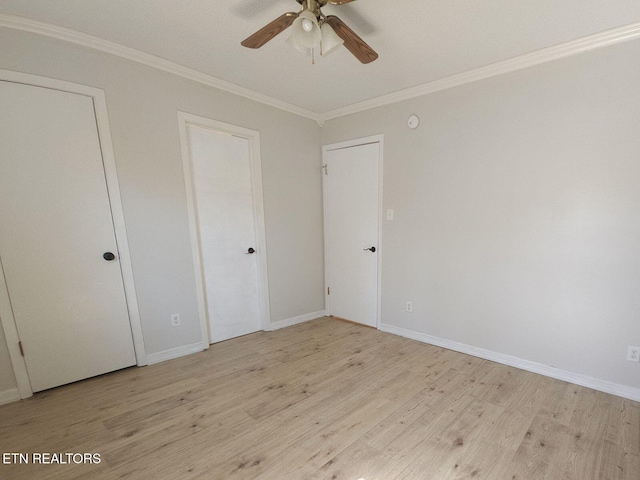 unfurnished bedroom featuring light wood finished floors, ornamental molding, baseboards, and ceiling fan