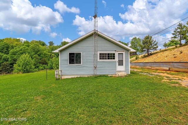 869 Poplar Grove Rd, Harrogate, TN 37752 - back of property featuring entry steps and a lawn