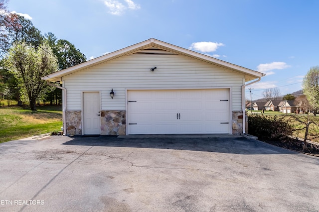 view of detached garage