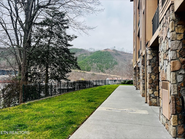 view of yard with fence and a mountain view
