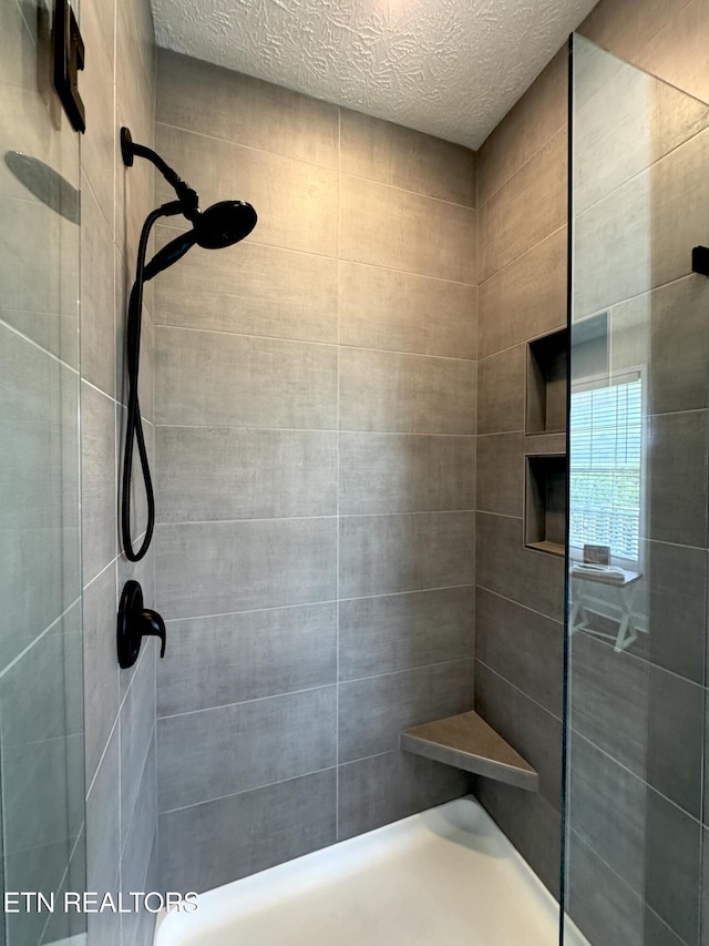 277 Deerfield Way, Lafollette, TN 37766 - full bathroom featuring tiled shower and a textured ceiling