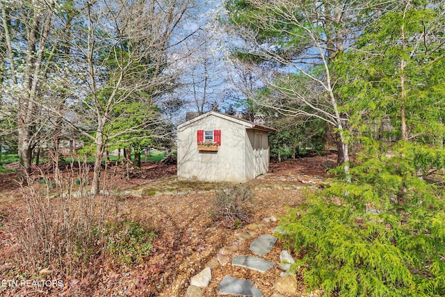 18 Inwood Dr, Fairfield Glade, TN 38558 - view of yard featuring a storage unit and an outdoor structure