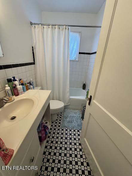 108 W Red Bud Rd, Knoxville, TN 37920 - full bathroom featuring a wainscoted wall, toilet, shower / tub combo with curtain, vanity, and tile walls