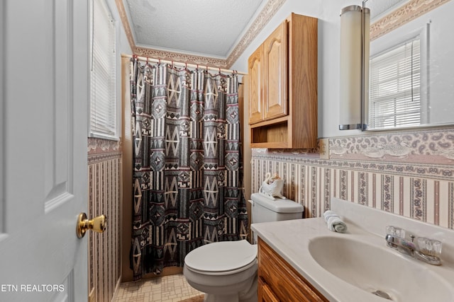 full bathroom with wallpapered walls, curtained shower, toilet, and a textured ceiling