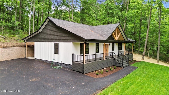 520 Ridge Rd, Caryville, TN 37714 - modern inspired farmhouse featuring covered porch, roof with shingles, crawl space, and asphalt driveway