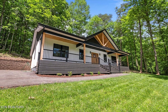 520 Ridge Rd, Caryville, TN 37714 - view of front of home featuring a porch and a front lawn