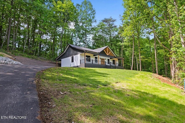 520 Ridge Rd, Caryville, TN 37714 - view of front of home with a porch, a front yard, and asphalt driveway