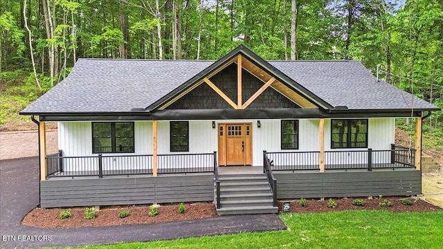 520 Ridge Rd, Caryville, TN 37714 - modern farmhouse with a porch, a shingled roof, and a front yard