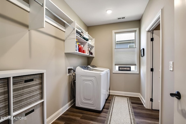 washroom with independent washer and dryer, visible vents, laundry area, and baseboards