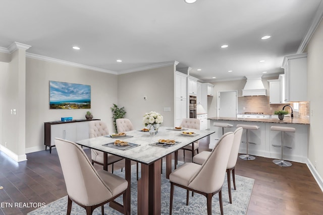 dining area with dark wood-type flooring, baseboards, ornamental molding, and recessed lighting