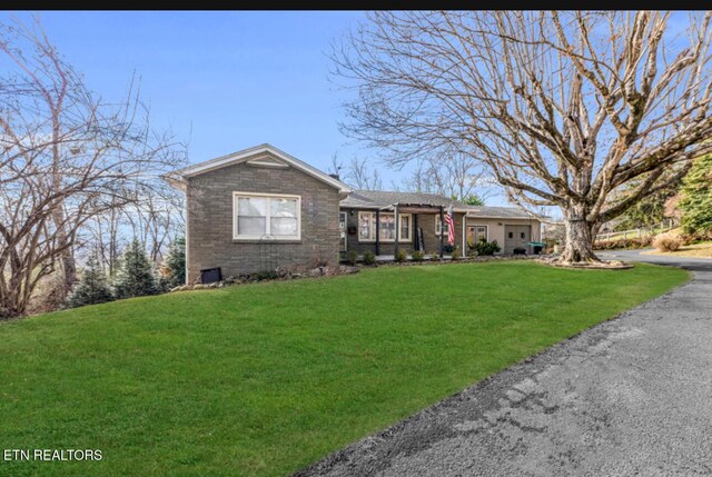 single story home with a front yard
