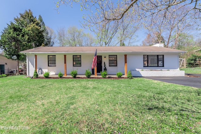 733 Waco Rd, Knoxville, TN 37919 - single story home featuring covered porch, a chimney, and a front lawn