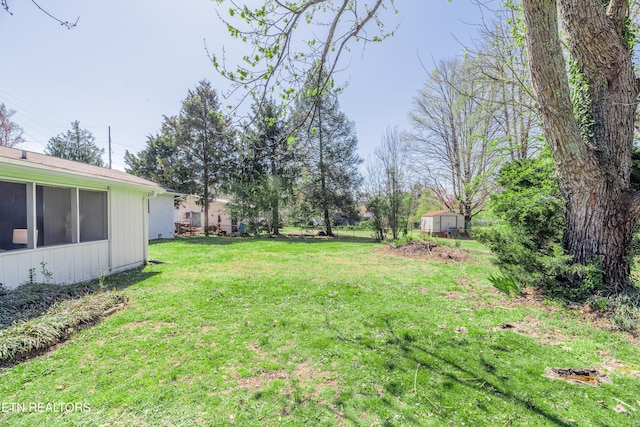733 Waco Rd, Knoxville, TN 37919 - view of yard with an outdoor structure and a storage shed