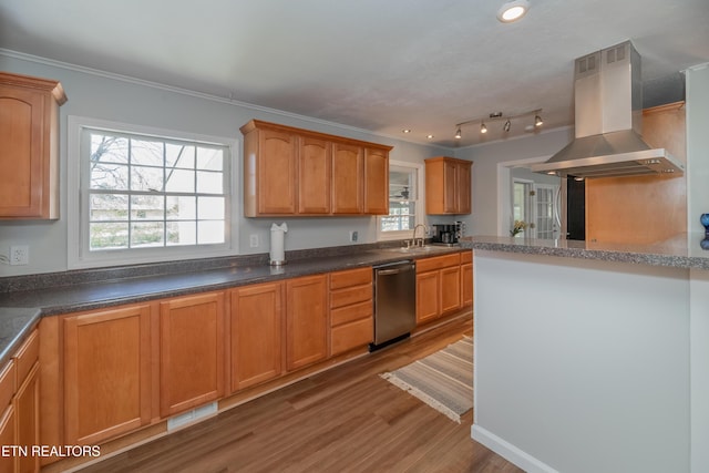 733 Waco Rd, Knoxville, TN 37919 - kitchen with a sink, dishwasher, light wood-style flooring, visible vents, and extractor fan