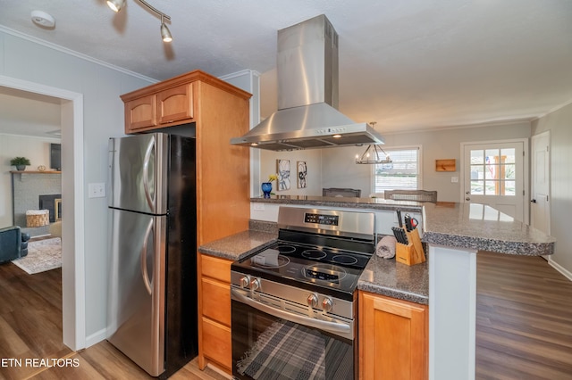 733 Waco Rd, Knoxville, TN 37919 - kitchen with a peninsula, light wood-style floors, range hood, and stainless steel appliances