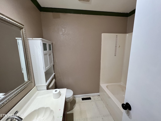 full bathroom featuring toilet, vanity, visible vents, and baseboards