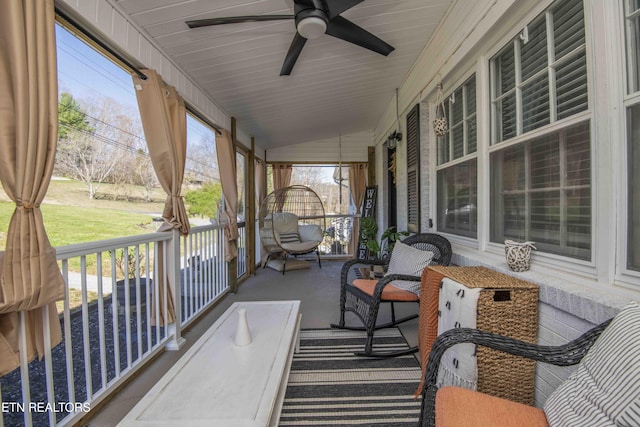sunroom featuring a ceiling fan