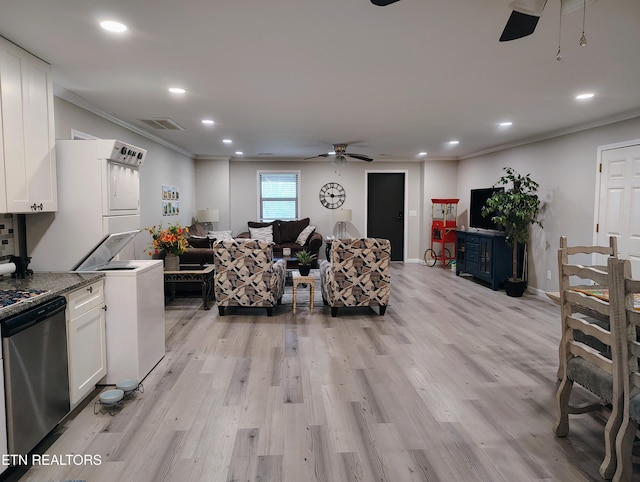 living area with crown molding, stacked washer and clothes dryer, ceiling fan, visible vents, and recessed lighting