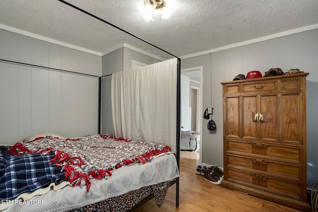 bedroom featuring light wood-style floors and a textured ceiling