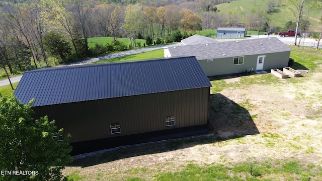 birds eye view of property featuring a forest view