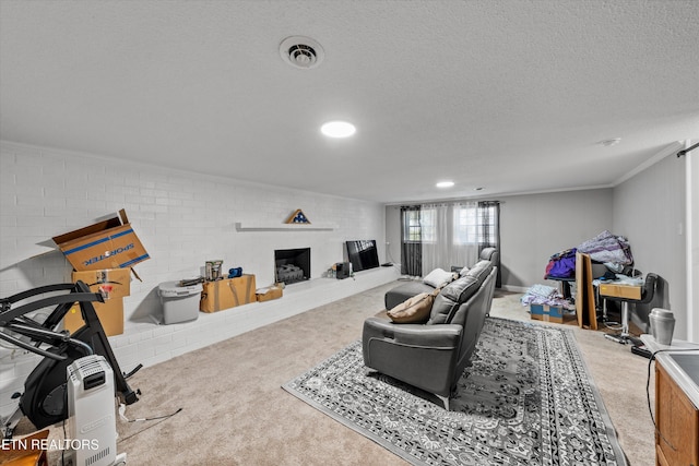 living room with a textured ceiling, visible vents, carpet, recessed lighting, and ornamental molding