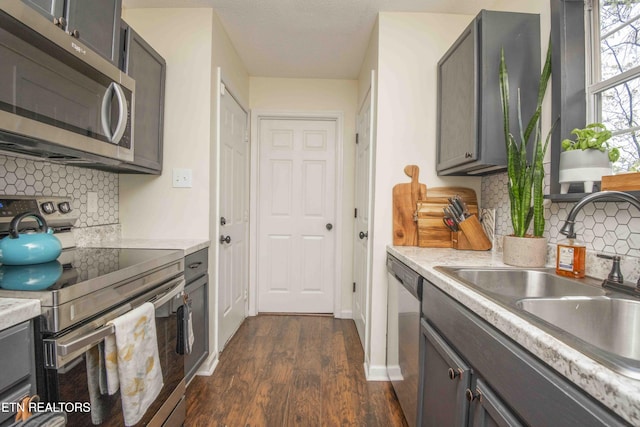 5836 Windtree Ln, Knoxville, TN 37921 - kitchen featuring a sink, dark wood finished floors, tasteful backsplash, and stainless steel appliances