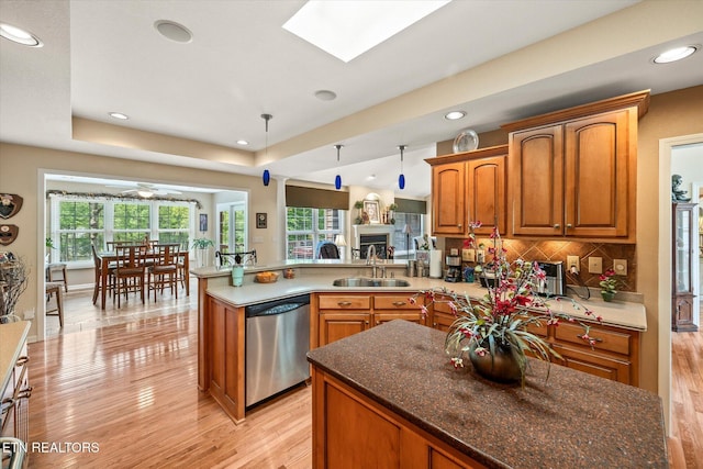 106 Mariners Dr, Fairfield Glade, TN 38558 - kitchen with a sink, a healthy amount of sunlight, a peninsula, and dishwasher