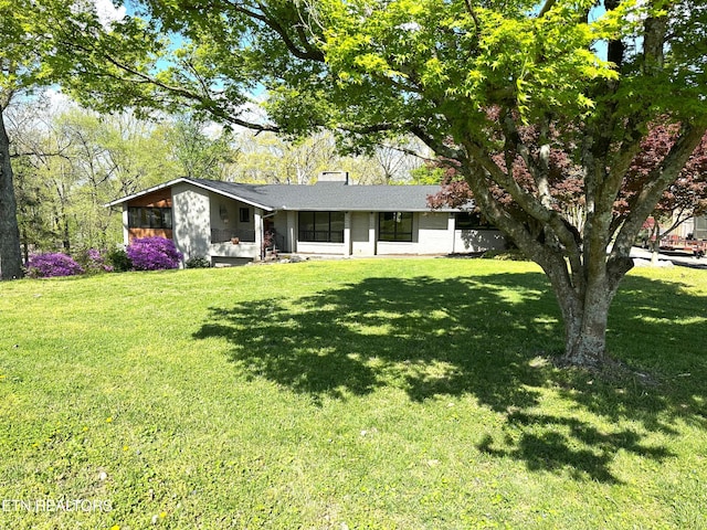 view of front of house with a front lawn