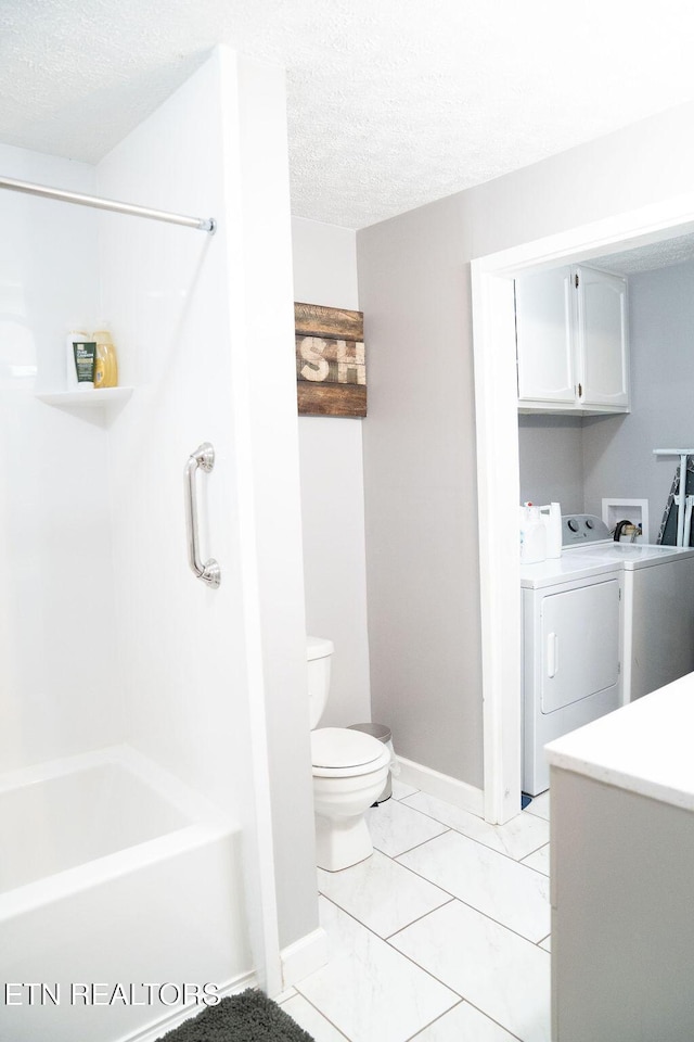 full bathroom featuring baseboards, washer and clothes dryer, a textured ceiling, and toilet
