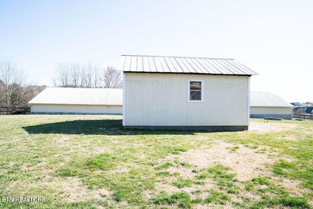 view of pole building featuring a yard