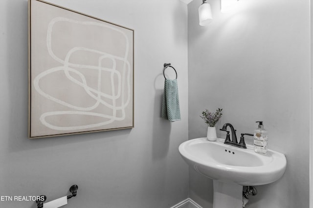 bathroom featuring a sink