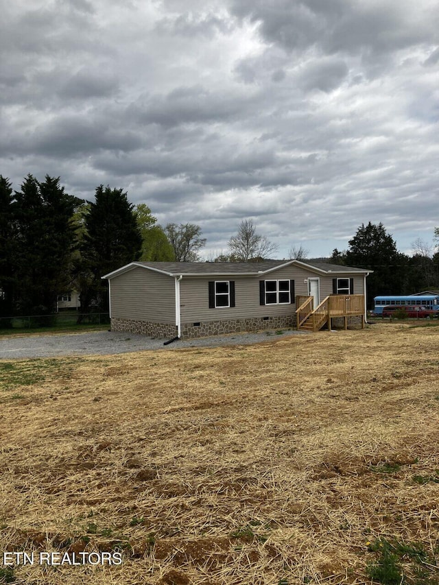 manufactured / mobile home with driveway and crawl space