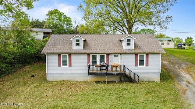 174 Sandy Hill Rd, Lafollette, TN 37766 - cape cod house featuring a front yard and a shingled roof