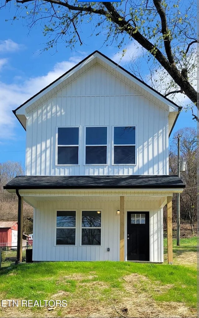 view of front of home featuring a front lawn