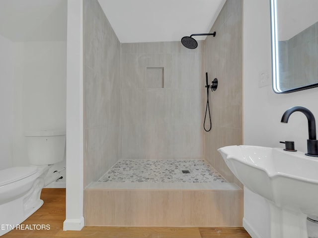 2249 Knollcrest Ln, Knoxville, TN 37920 - full bath featuring a sink, toilet, tiled shower, and wood finished floors