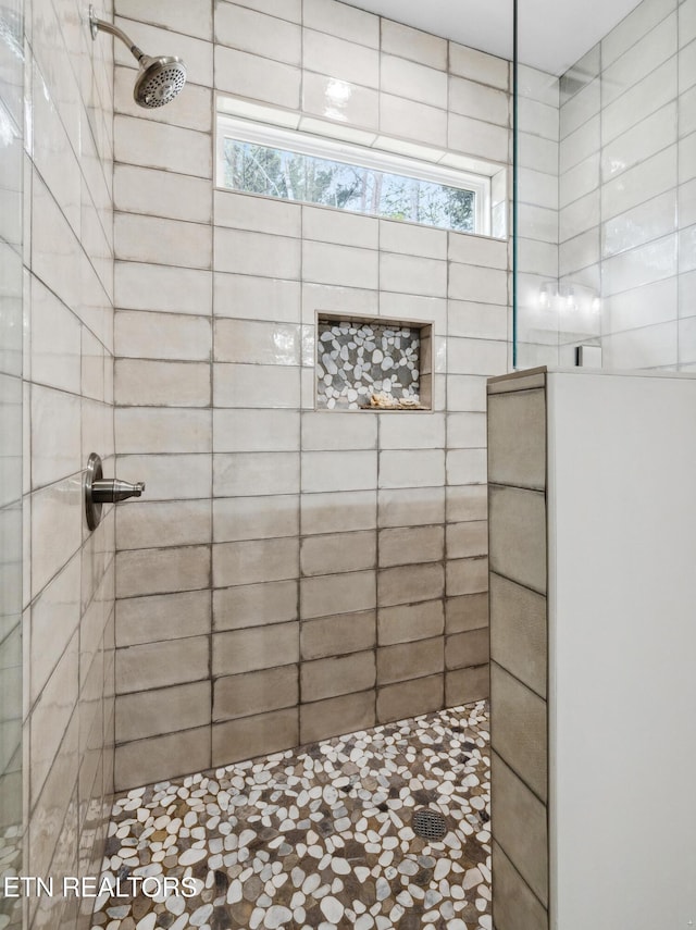 bathroom featuring tiled shower