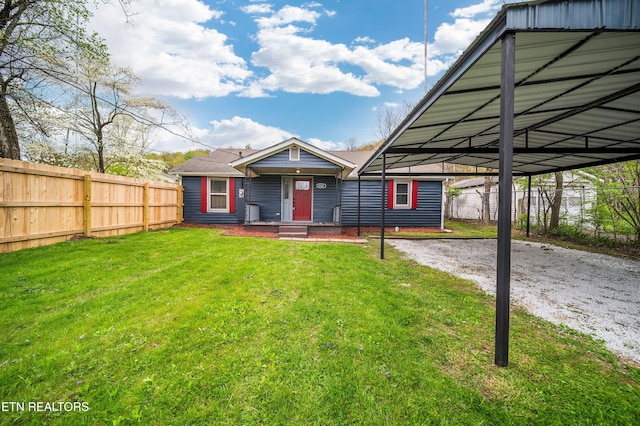 view of front of home featuring a front yard and fence