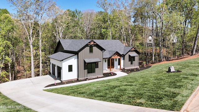 788 Blackberry Ridge Rd, Lenoir City, TN 37772 - modern farmhouse with board and batten siding, a garage, roof with shingles, a front yard, and driveway