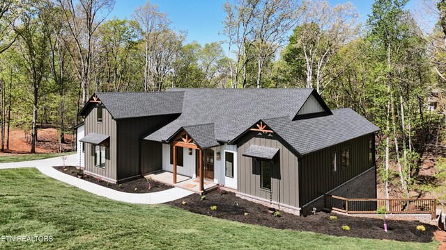 788 Blackberry Ridge Rd, Lenoir City, TN 37772 - modern farmhouse style home featuring a front yard, a shingled roof, and board and batten siding