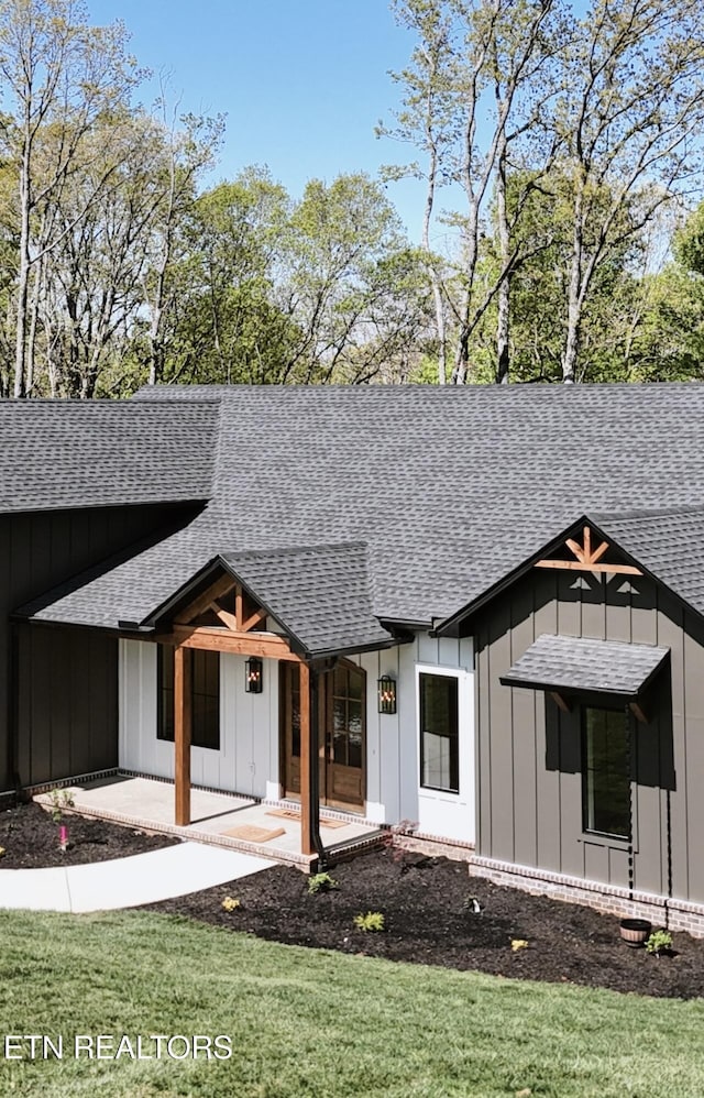 788 Blackberry Ridge Rd, Lenoir City, TN 37772 - modern inspired farmhouse featuring a patio, board and batten siding, a shingled roof, and a front yard