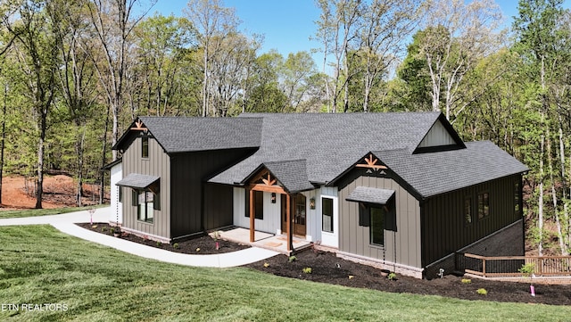 788 Blackberry Ridge Rd, Lenoir City, TN 37772 - modern farmhouse featuring board and batten siding, a shingled roof, and a front yard