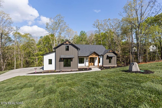 788 Blackberry Ridge Rd, Lenoir City, TN 37772 - modern inspired farmhouse with a front yard, board and batten siding, and a shingled roof