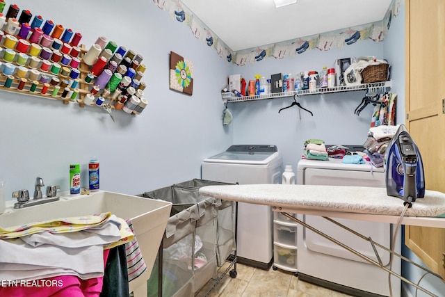 washroom with laundry area and washer and clothes dryer